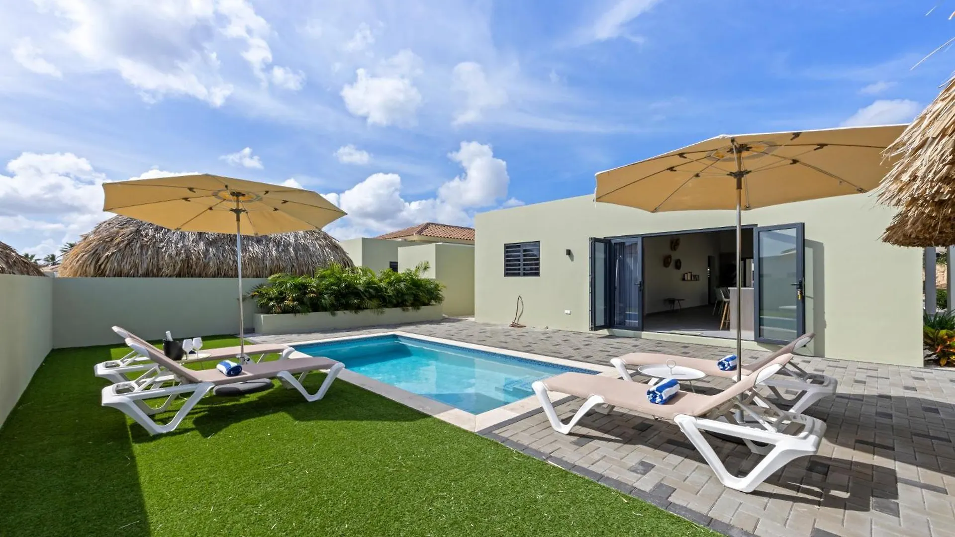Villa Pura Vida Met Privezwembad, Mambo Beach Willemstad
