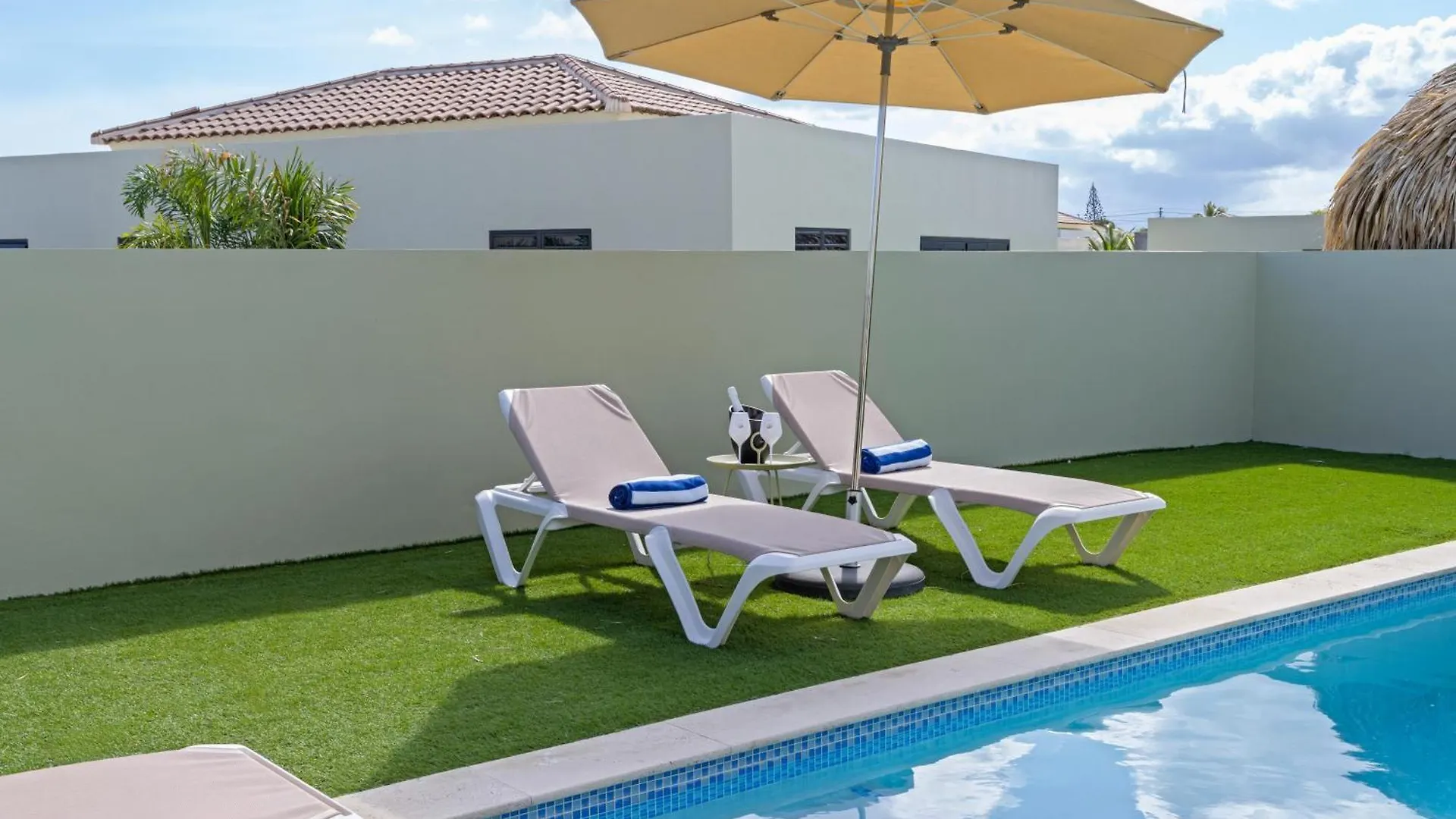 Villa Pura Vida Met Privezwembad, Mambo Beach Willemstad